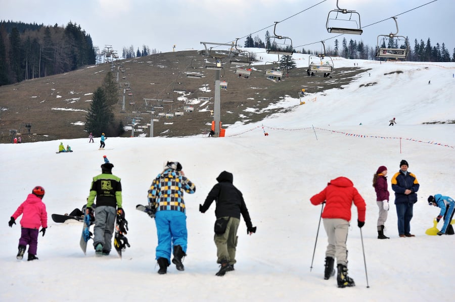 Lyžiari vo Vrátnej doline