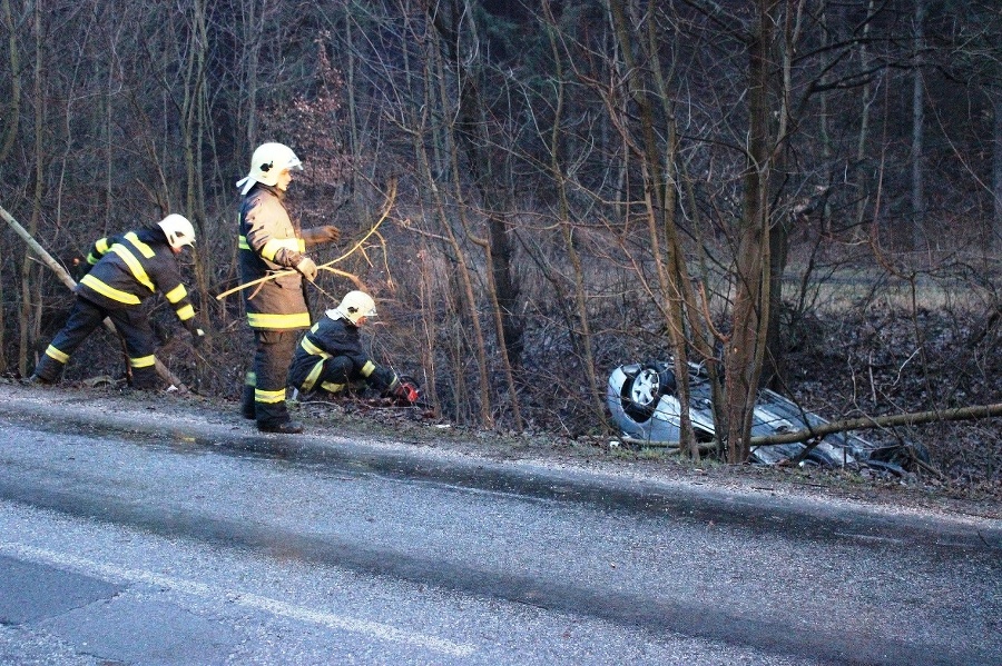 Mladej spolujazdkyni hrozí po