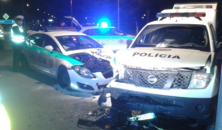 Pri nehode dvoch policajných áut sa našťastie nik nezranil.