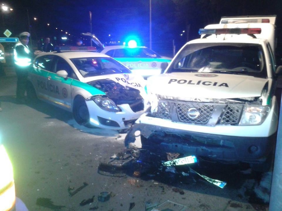 Pri nehode dvoch policajných áut sa našťastie nik nezranil.