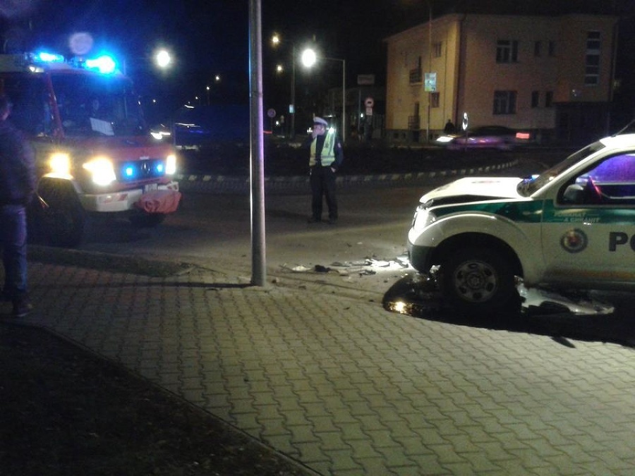 Pri nehode dvoch policajných áut sa našťastie nik nezranil.