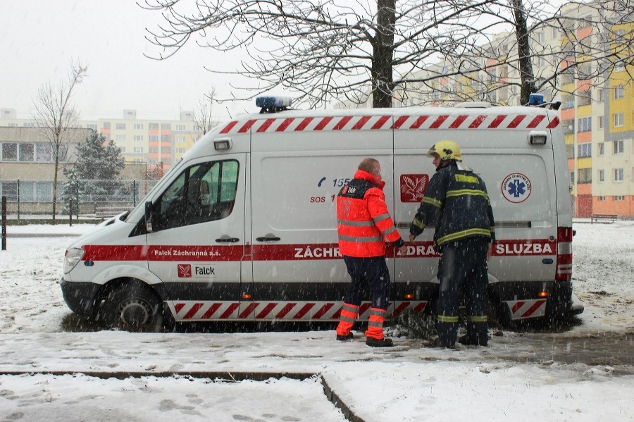 Zapadnuté vozidlo zdravotníkov, na