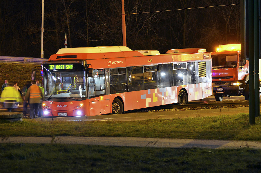 Autobus MHD zablokoval električkovú