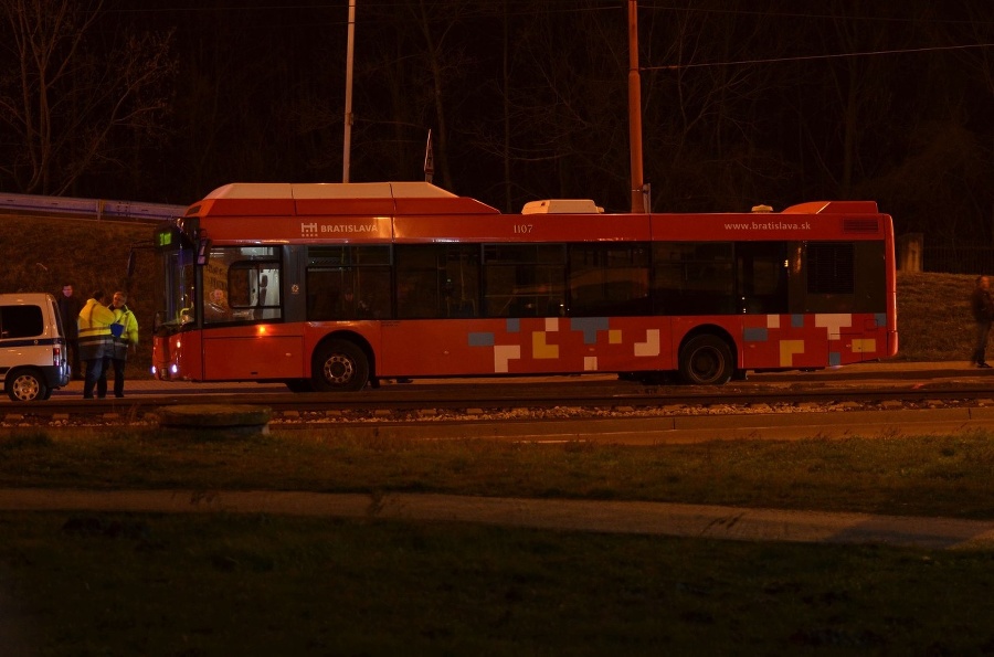 Autobus MHD zablokoval električkovú