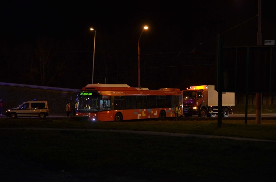 Autobus MHD zablokoval električkovú