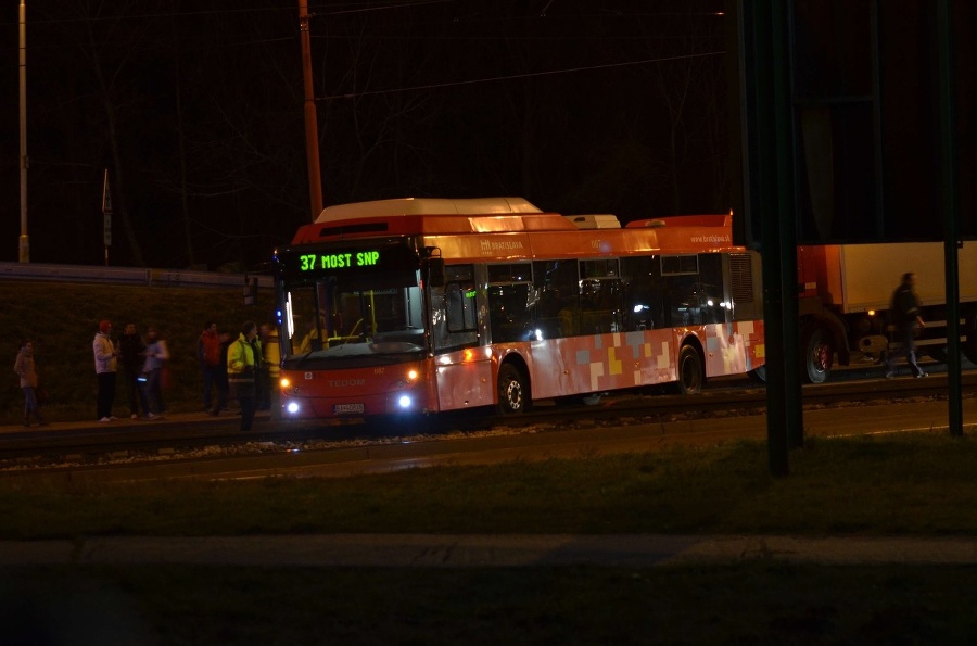 Autobus MHD zablokoval električkovú