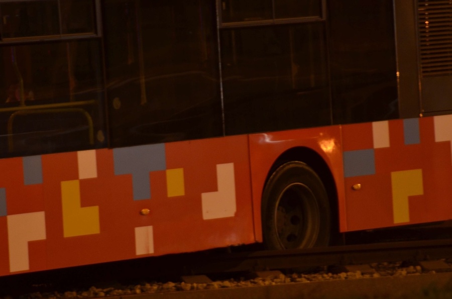 Autobus MHD zablokoval električkovú