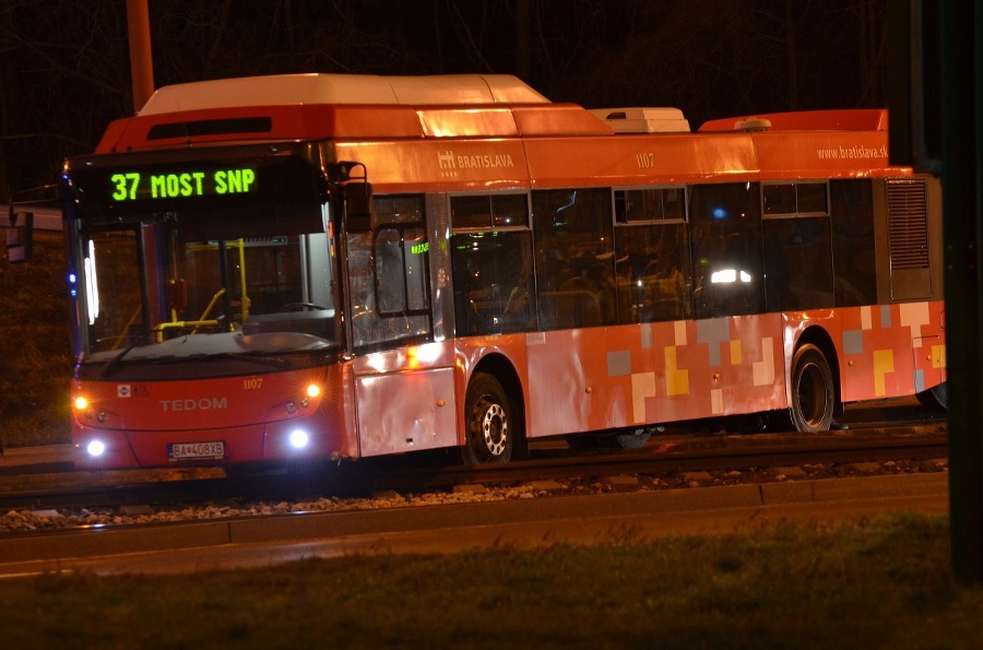 Autobus MHD zablokoval električkovú