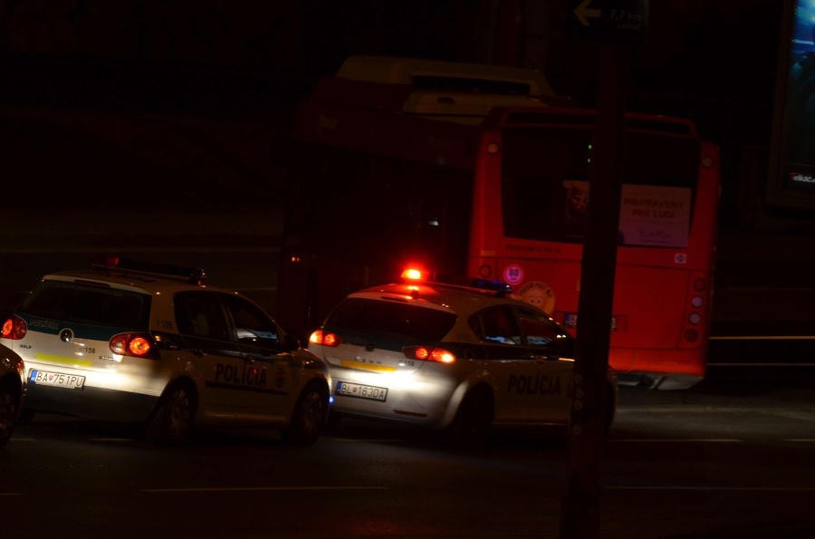 Autobus MHD zablokoval električkovú