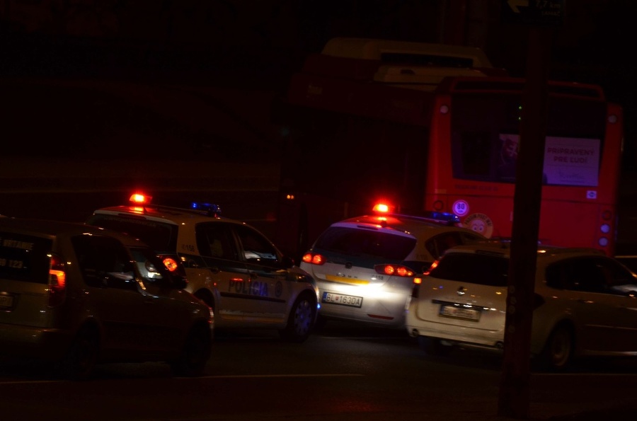 Autobus MHD zablokoval električkovú