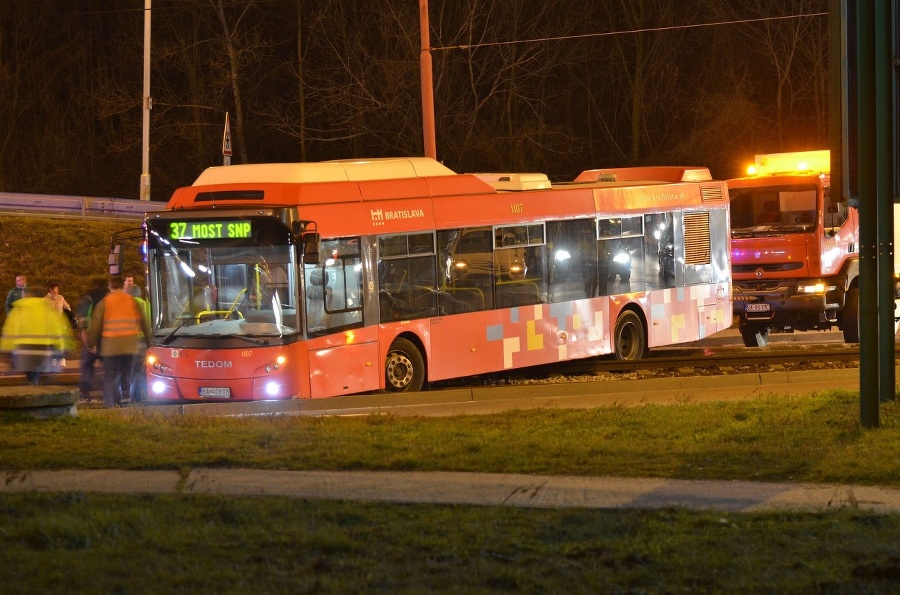 Autobus MHD zablokoval električkovú