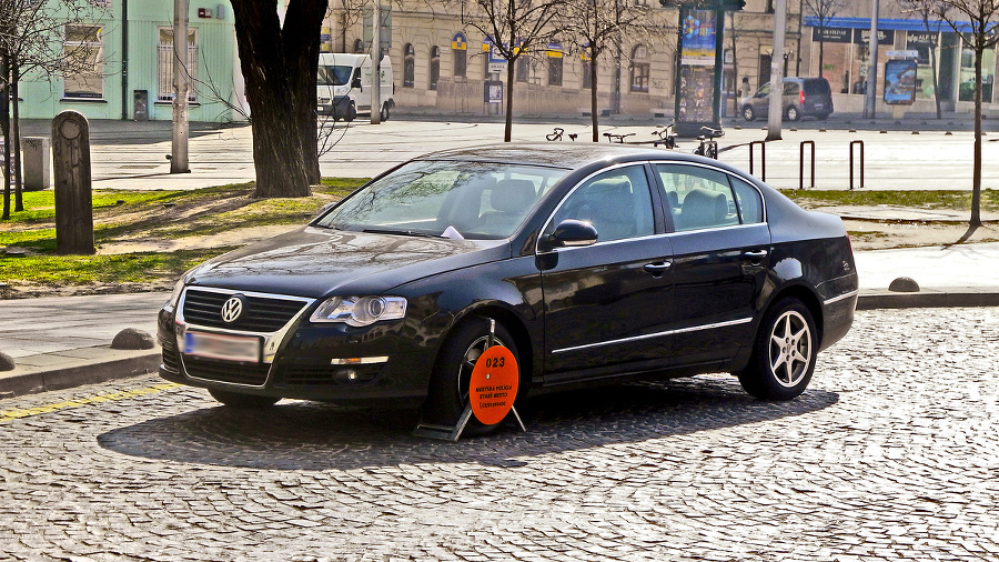 Auto policajti odtiahli až