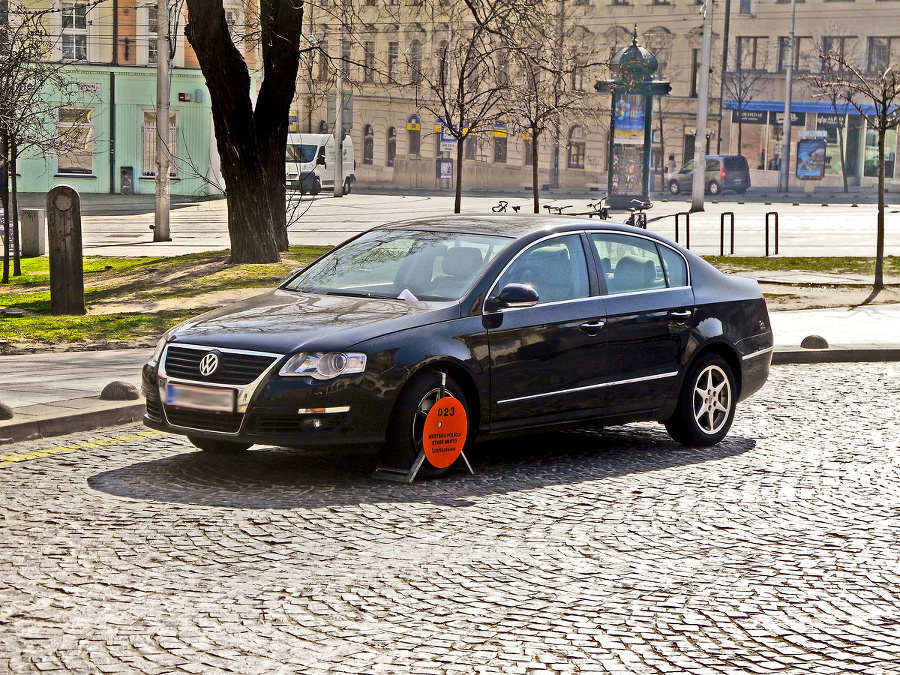 Auto policajti odtiahli až