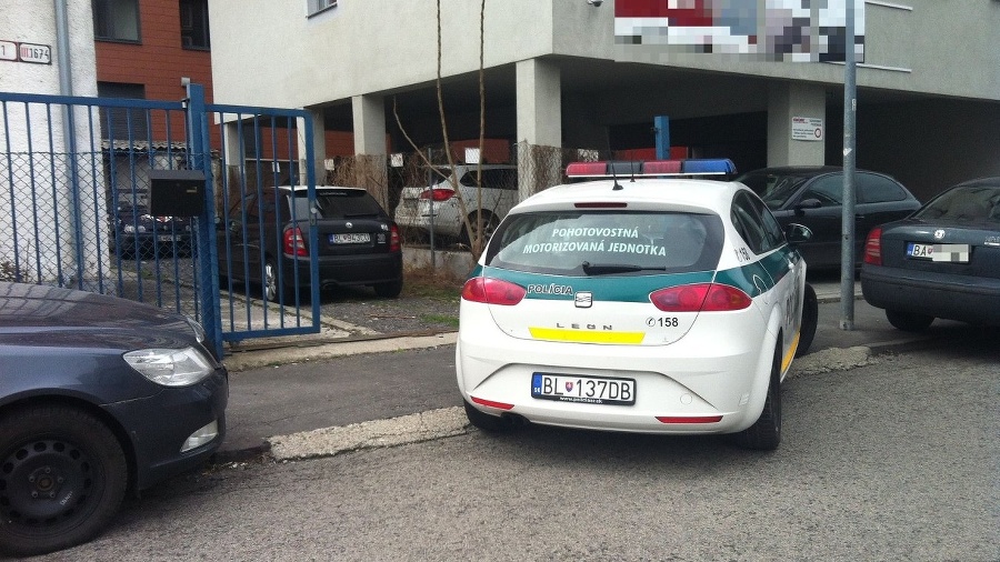 Policajné auto kuriózne zaparkované