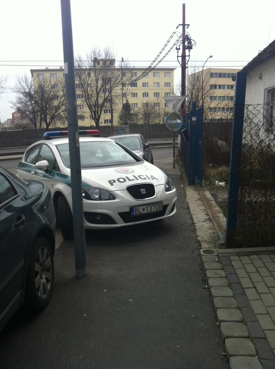 Policajné auto kuriózne zaparkované