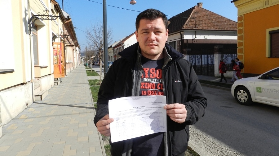 Občania Tornale sa búria a rozhorčene podpisujú petíciu. 