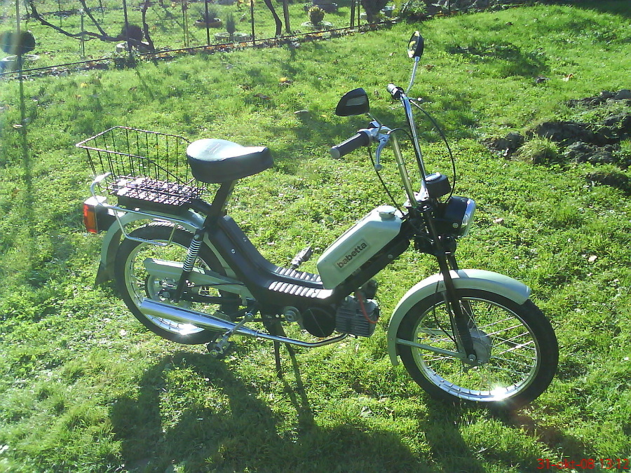 Patrik s olivovozeleným motocyklom najazdil už 9 555 km.