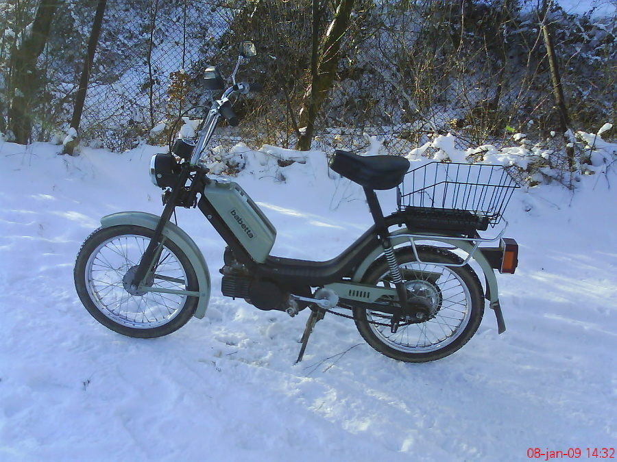 Olivovozelený motocykel najazdil už 9 555 km.