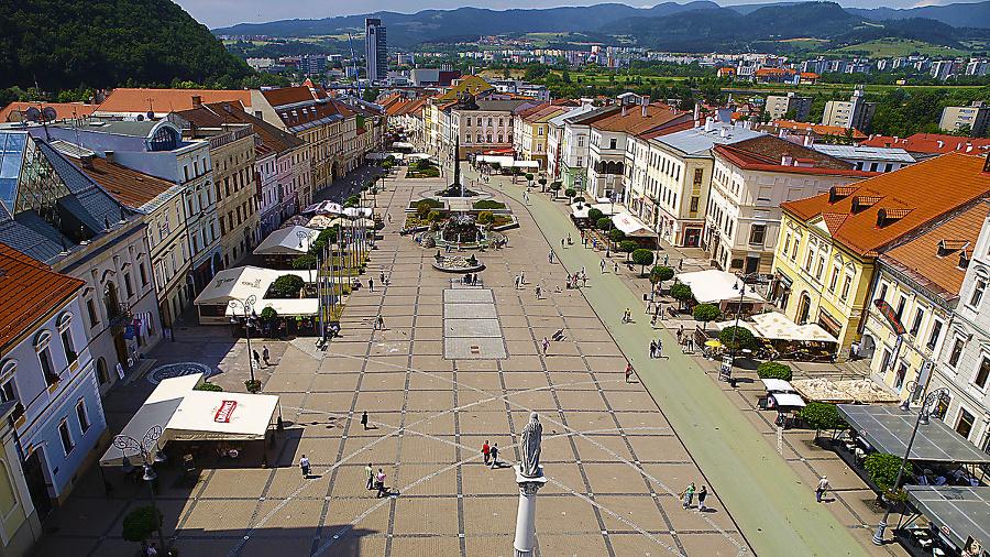 Igelitové a rôznofarebné šiatre na