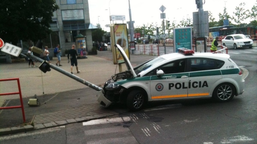 Policajti napálili do semafora,