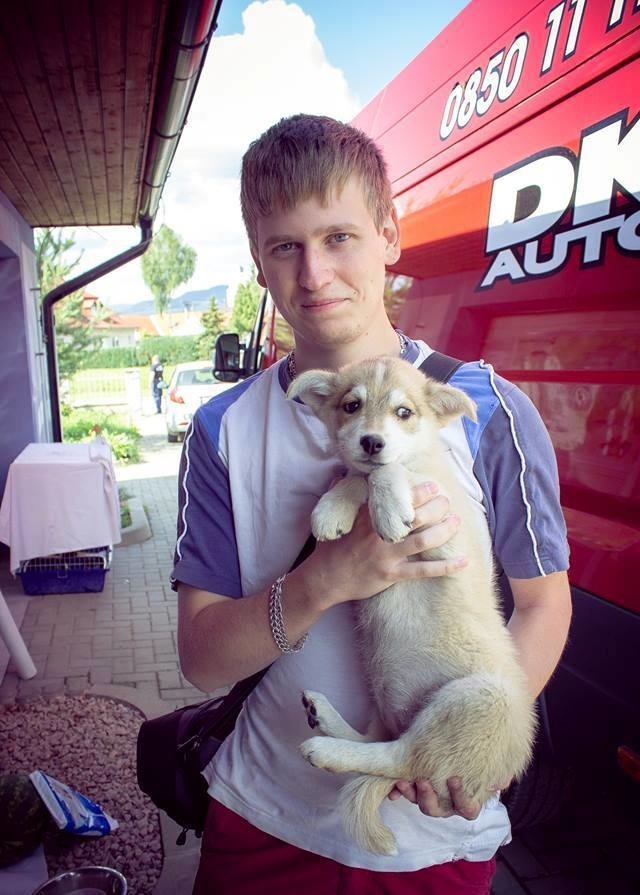 Dobrovoľník Filip so psíkom