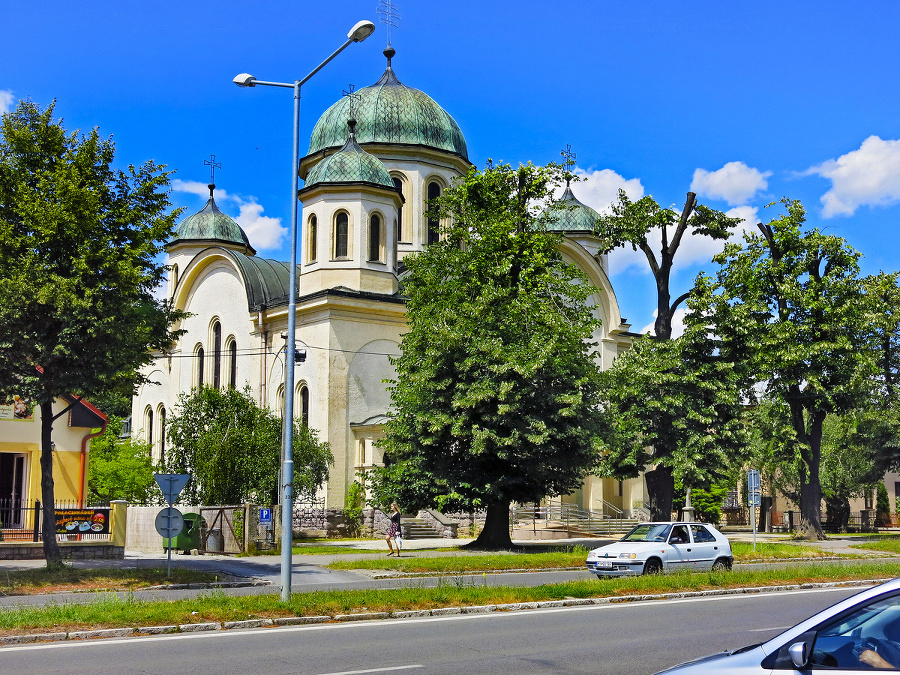 Šikovní mladíci maľuje dominanty