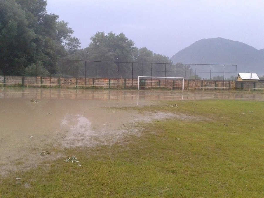Zaplavilo aj futbalové ihrisko.