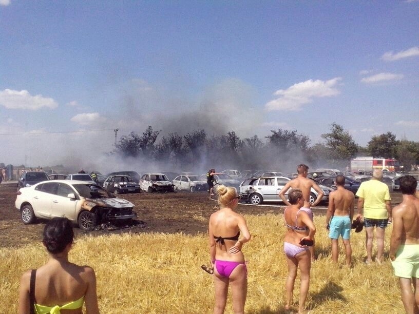 Pri kúpalisku Vincov les horeli autá.