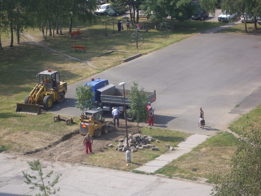 Hasiči nariadili odstránenie kvetináčov.