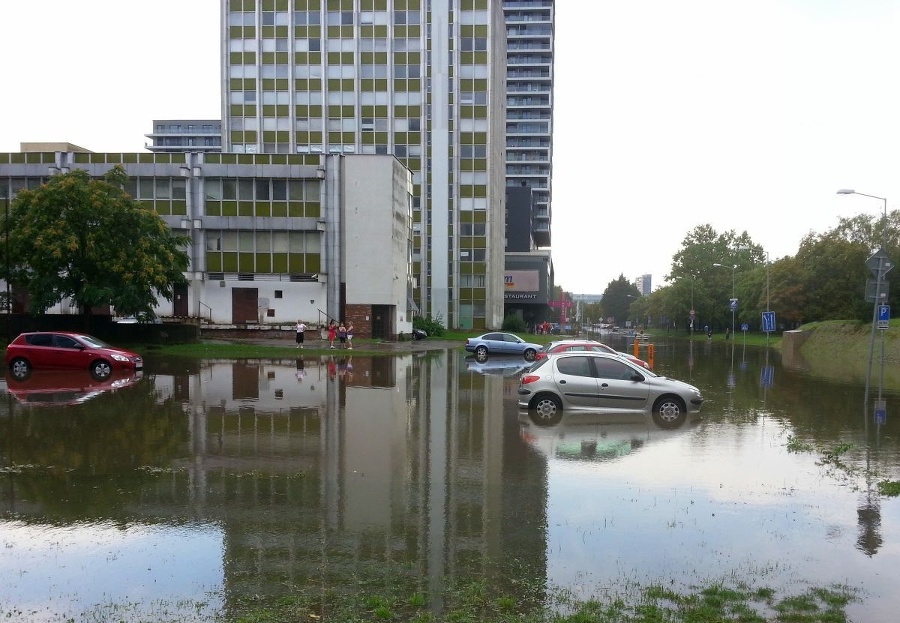 Zaplavené ulice pri bratislavskom