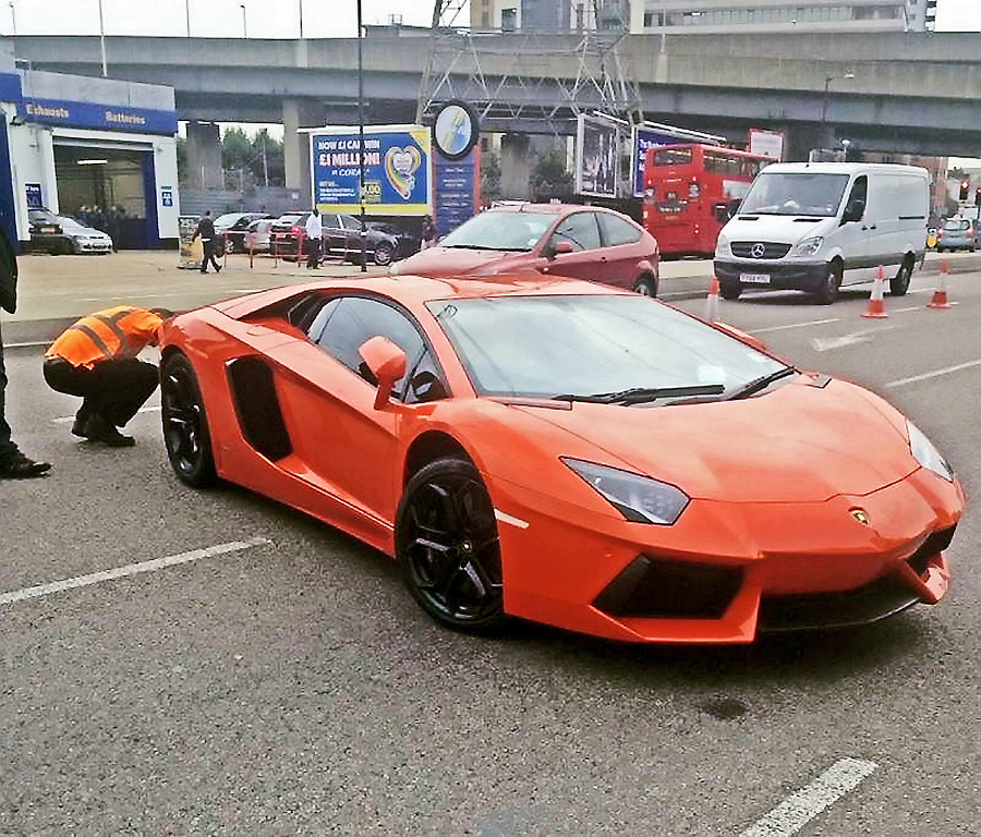 Oranžové Lamborghini Aventador vydražili