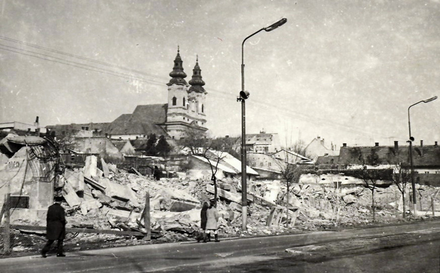 Historické budovy nahradil obchodný