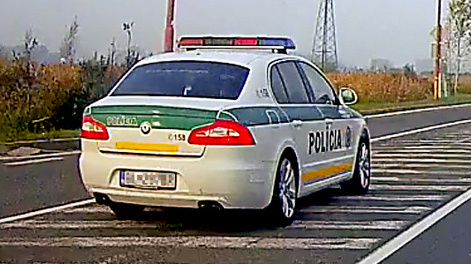 Policajti obiehajú auto cez