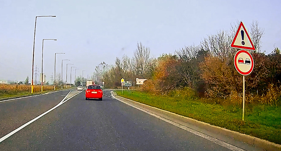 Policajti obiehajú auto cez