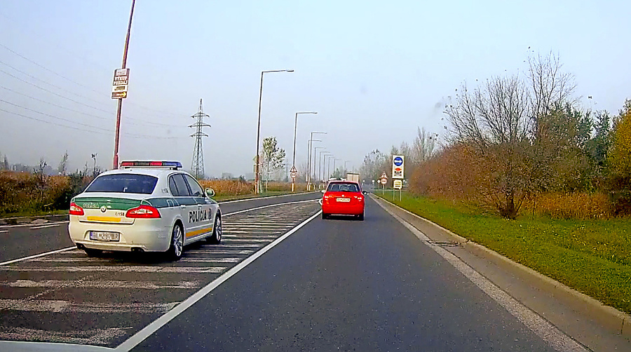 Policajti obiehajú auto cez