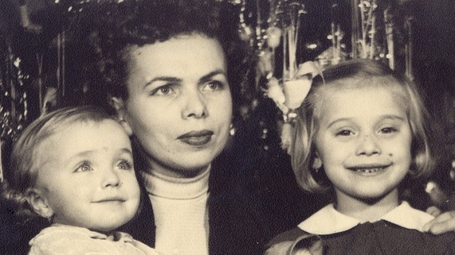Vianoce 1955: Janka (vľavo)