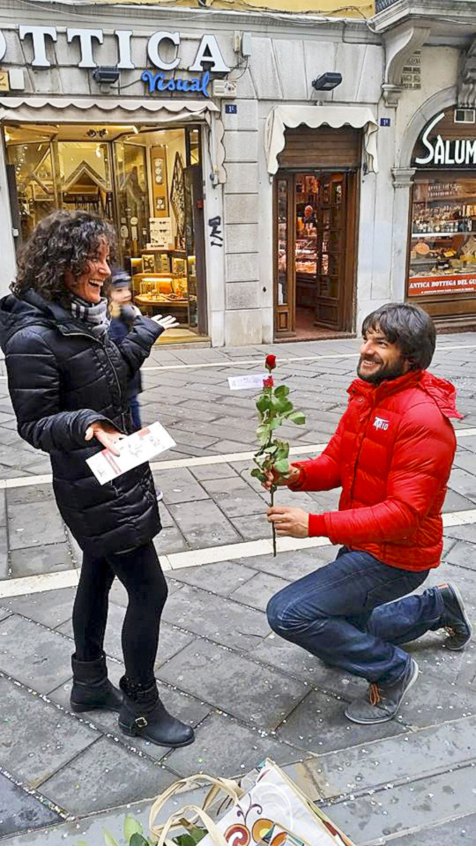 Talian Frederico prekvapil neznámu na ulici ružou.