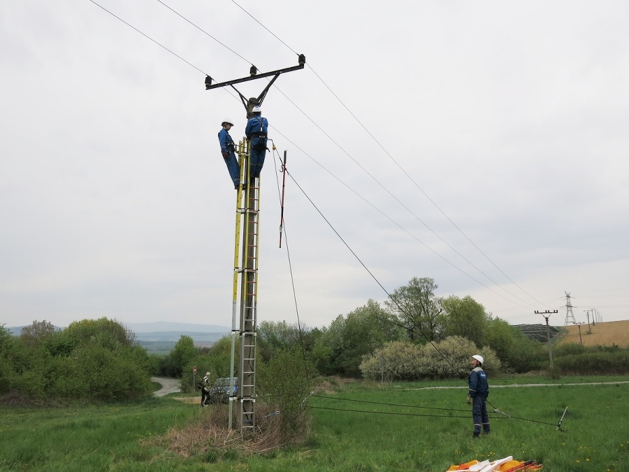 Pracovníci elektrární inštalujú na