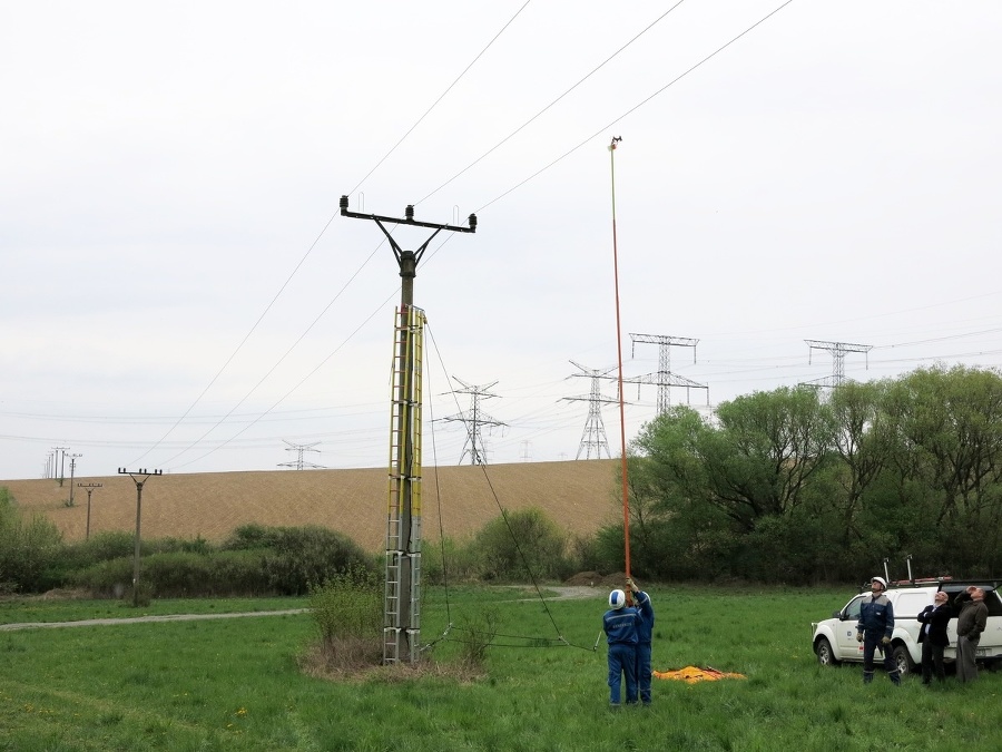 Pracovníci elektrární inštalujú na