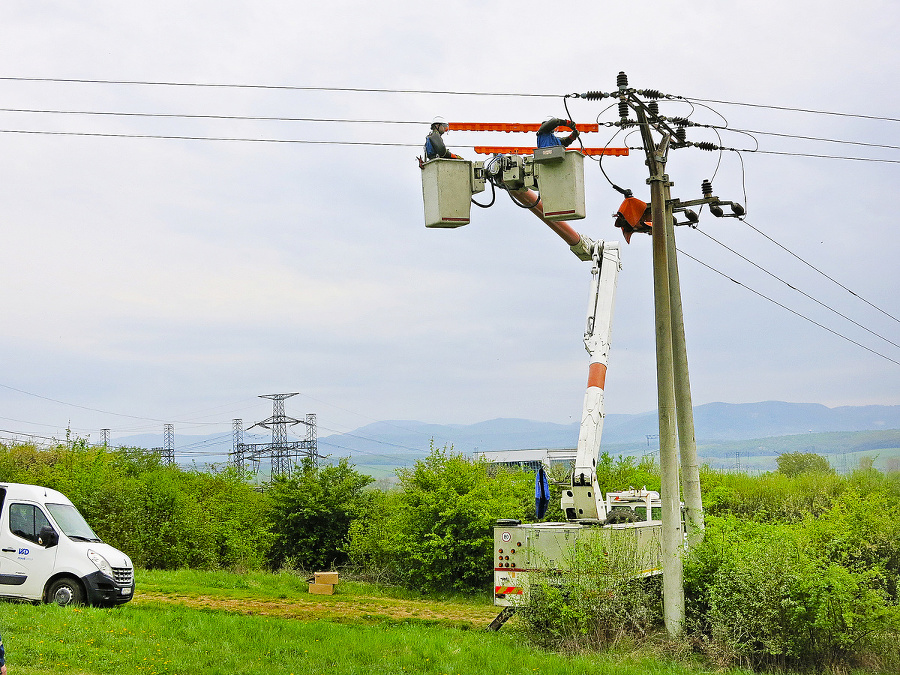 Pracovníci elektrární inštalujú na