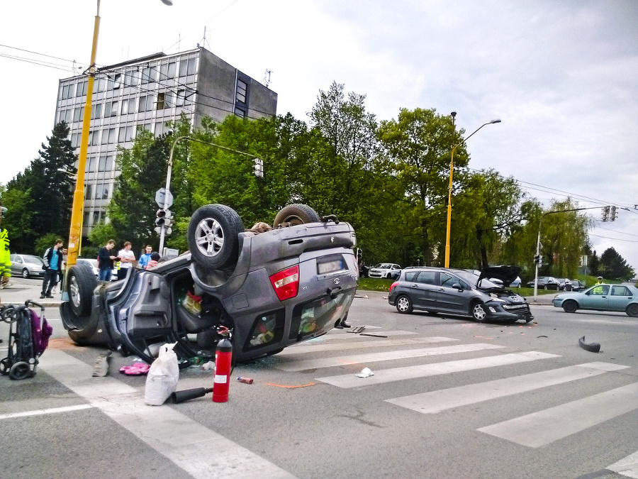 Auto skončilo na strechce,