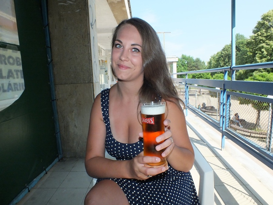 Klaudia s pivom Šariš.