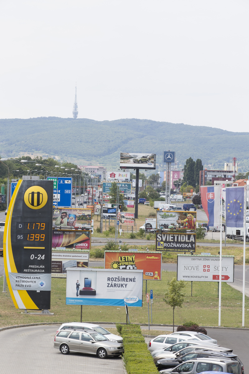 Hlavné mesto zaplavila reklama.