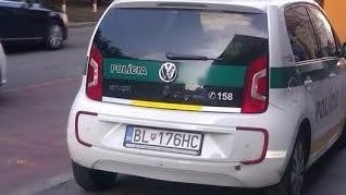 Policajti zaparkovali na chodníku