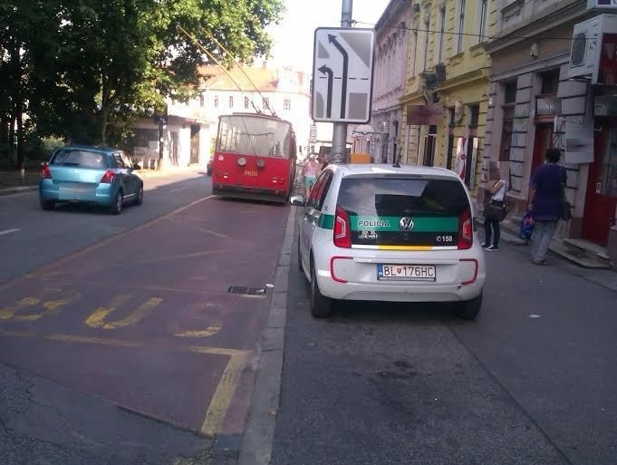 Policajti odstavili svoje vozidlo