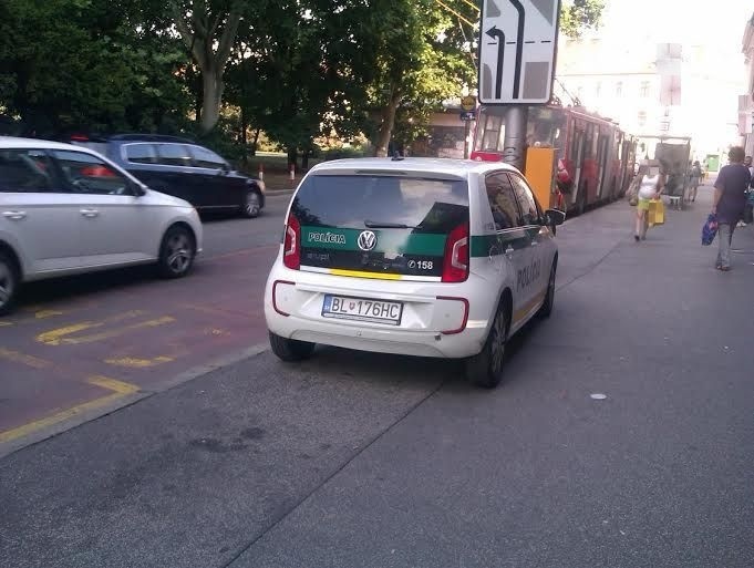 Policajti zaparkovali na chodníku