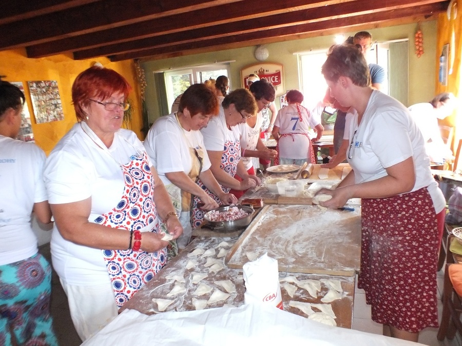 Ženy pracovali na príprave