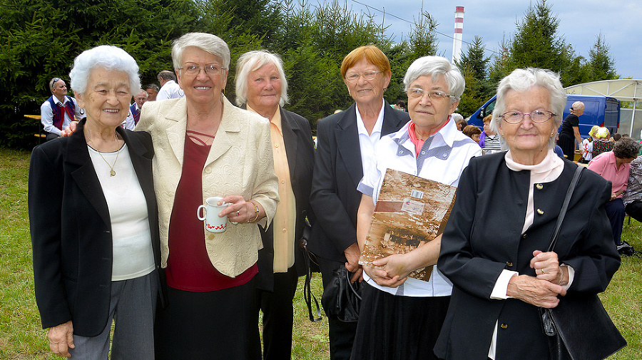 Jolana Obertášová (84, vľavo)