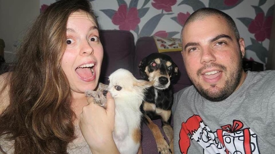 Andrea a Marek spolu so psíkomi Lolou a Sofi.