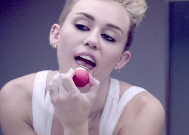 Miley Cyrus použila EOS